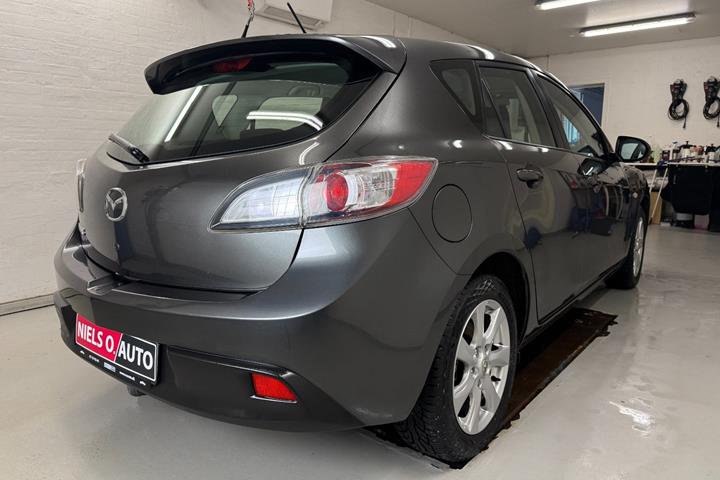 Grå Mazda 3 fra 2011