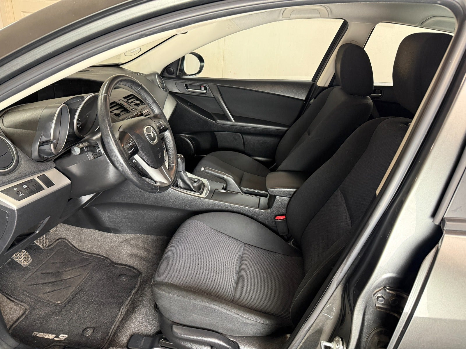 Grå Mazda 3 fra 2011