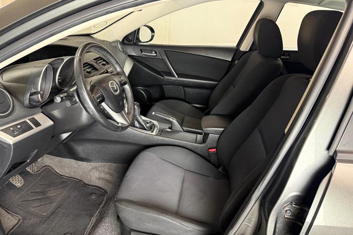 Grå Mazda 3 fra 2011