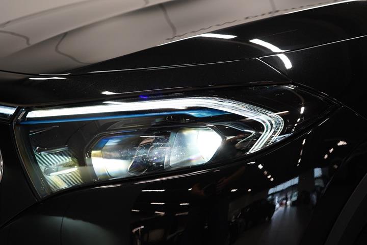 Sort Mercedes EQA250+ fra 2023