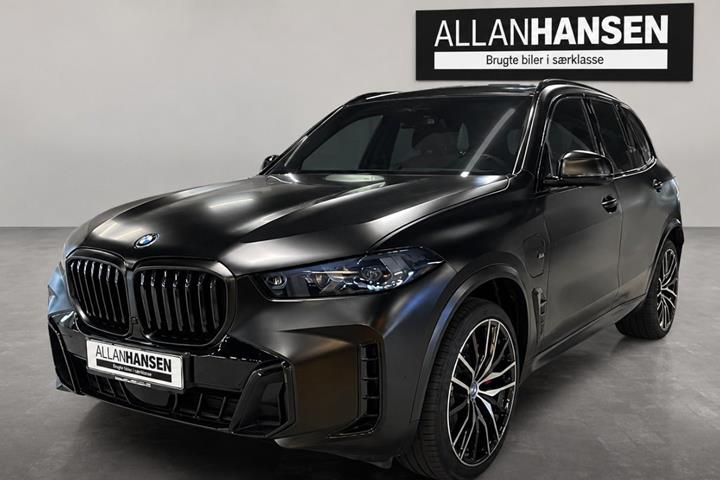 Sort BMW X5 fra 2023 set udefra