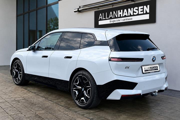 Hvid BMW iX fra 2023