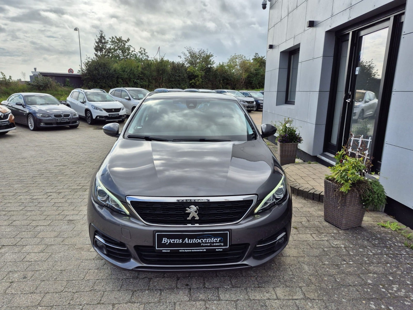 Grå Peugeot 308 fra 2020