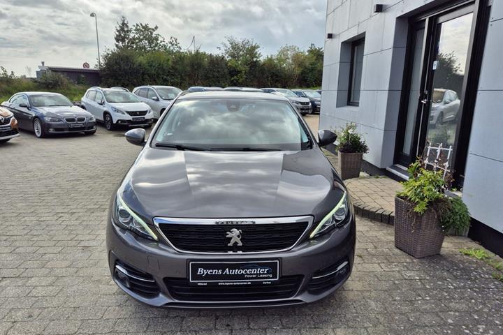 Grå Peugeot 308 fra 2020