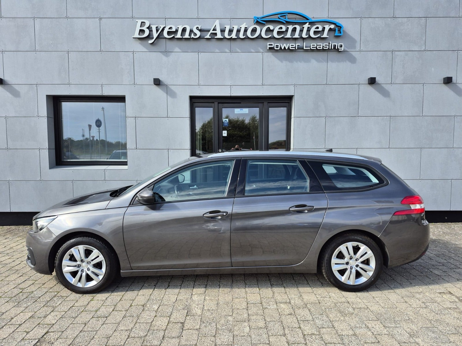 Grå Peugeot 308 fra 2020