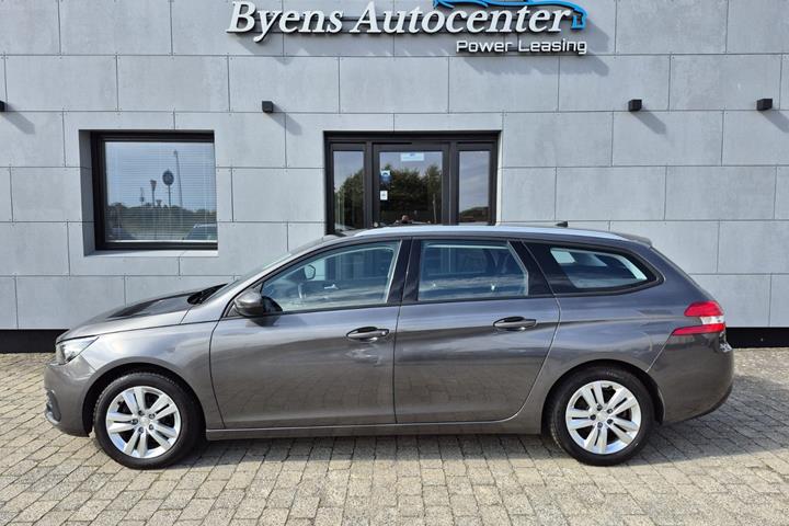 Grå Peugeot 308 fra 2020