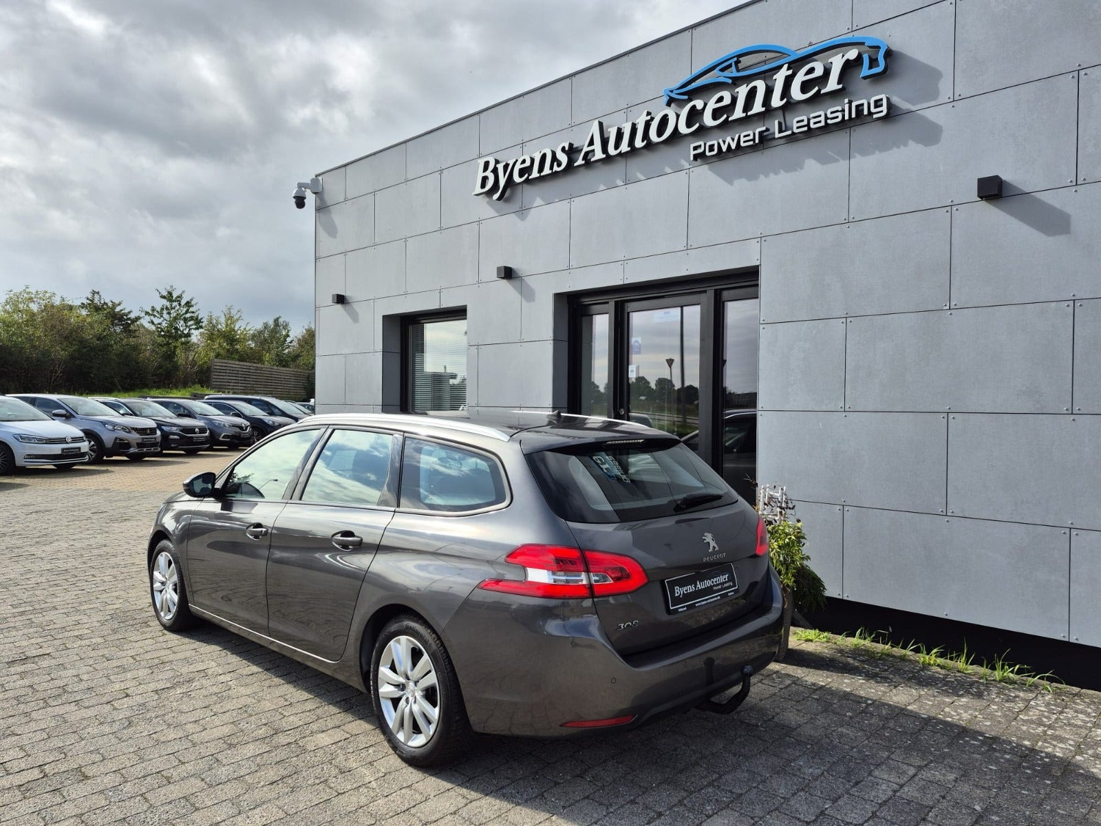 Grå Peugeot 308 fra 2020