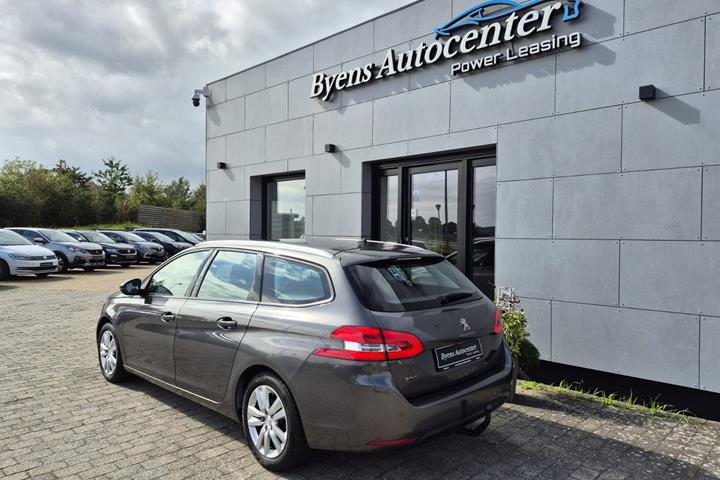 Grå Peugeot 308 fra 2020