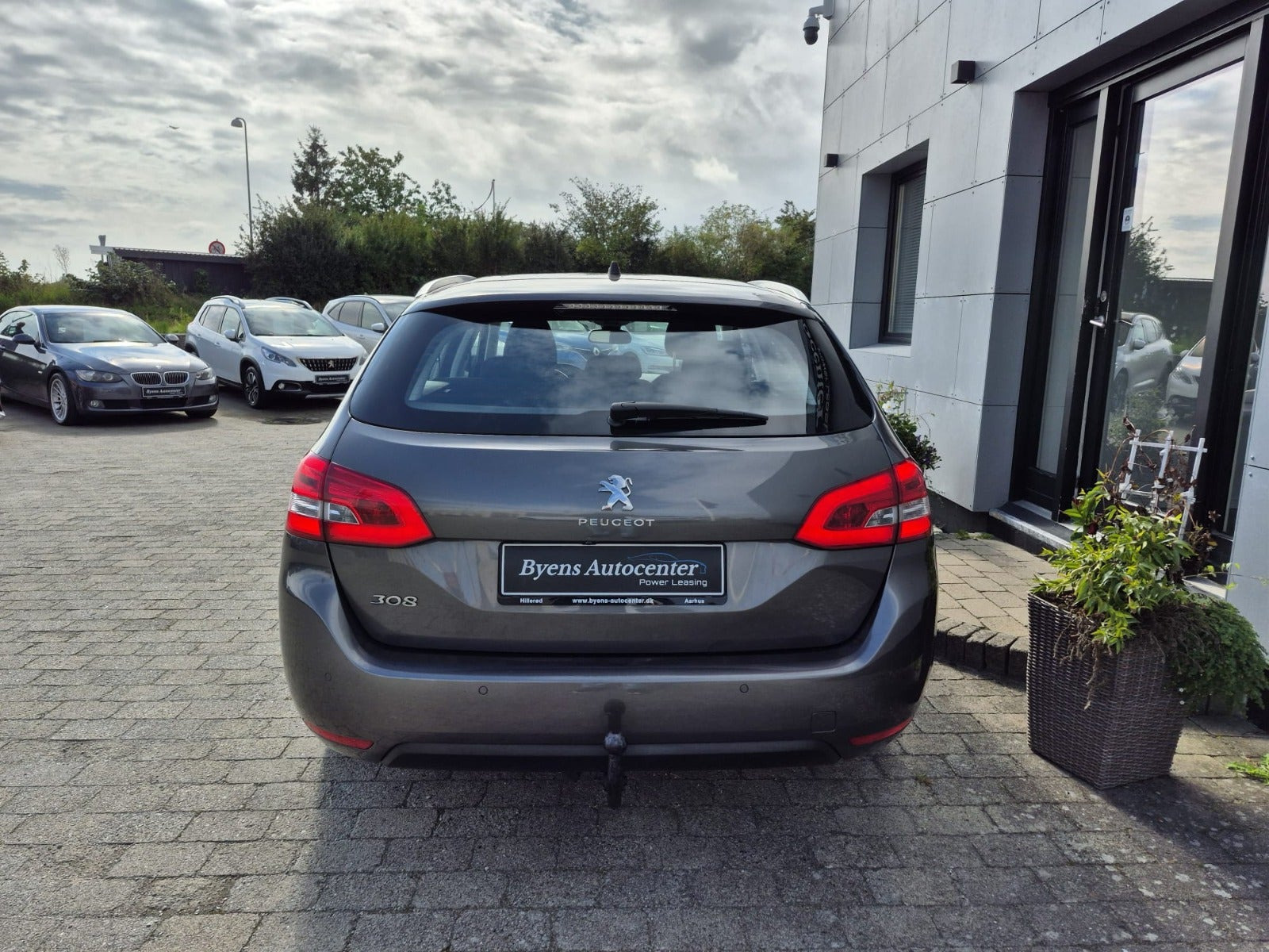 Grå Peugeot 308 fra 2020