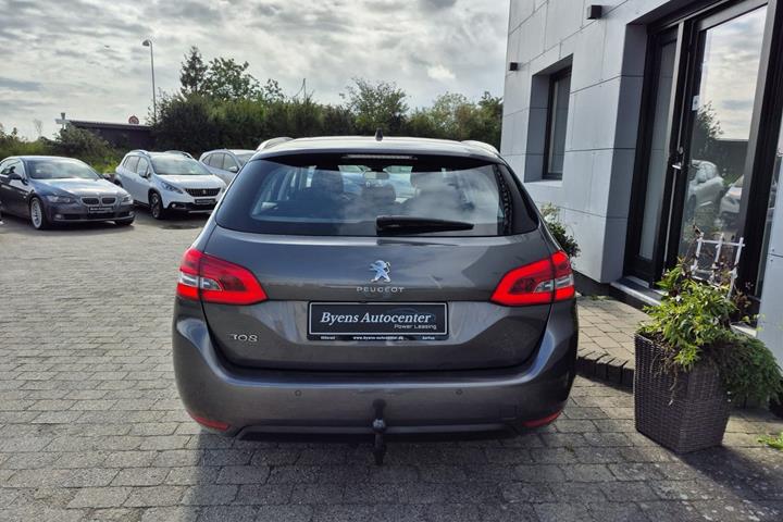 Grå Peugeot 308 fra 2020