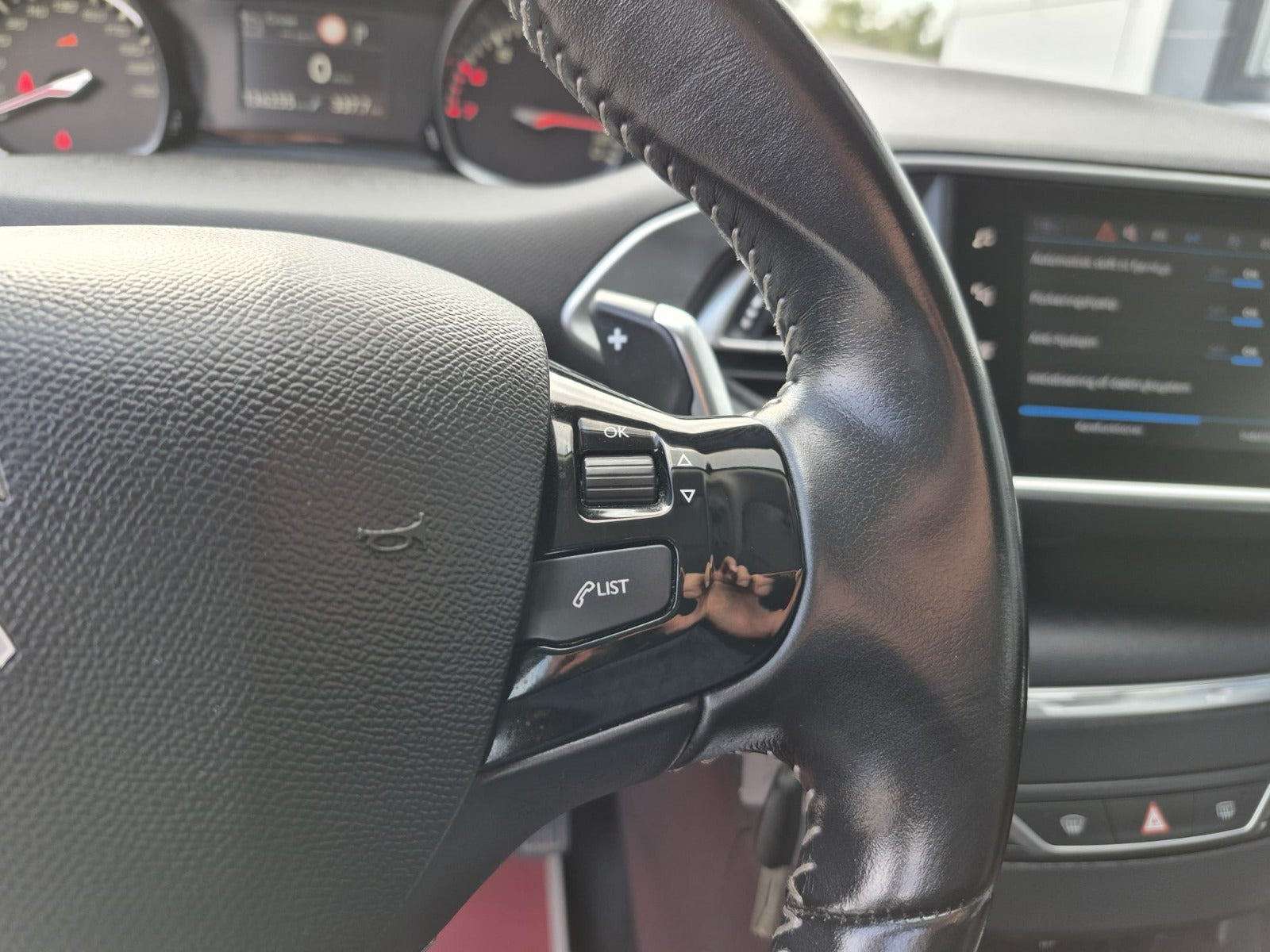 Grå Peugeot 308 fra 2020
