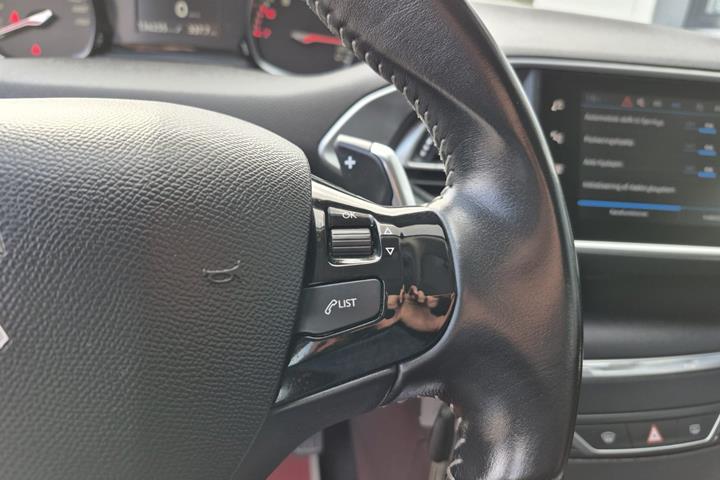 Grå Peugeot 308 fra 2020