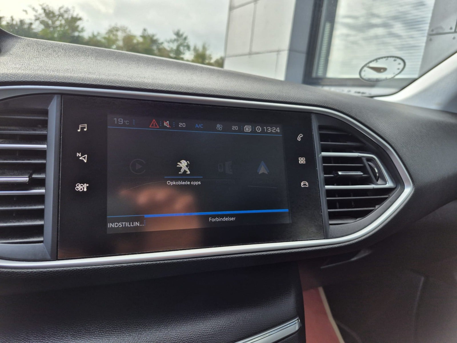 Grå Peugeot 308 fra 2020