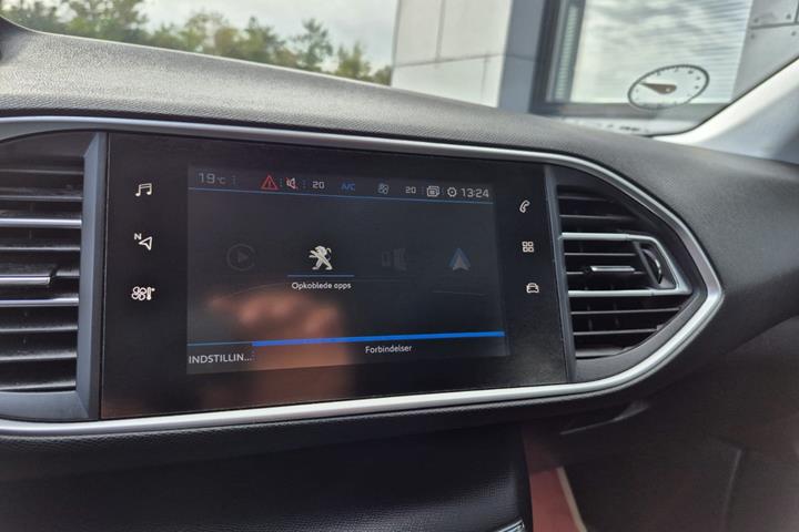 Grå Peugeot 308 fra 2020