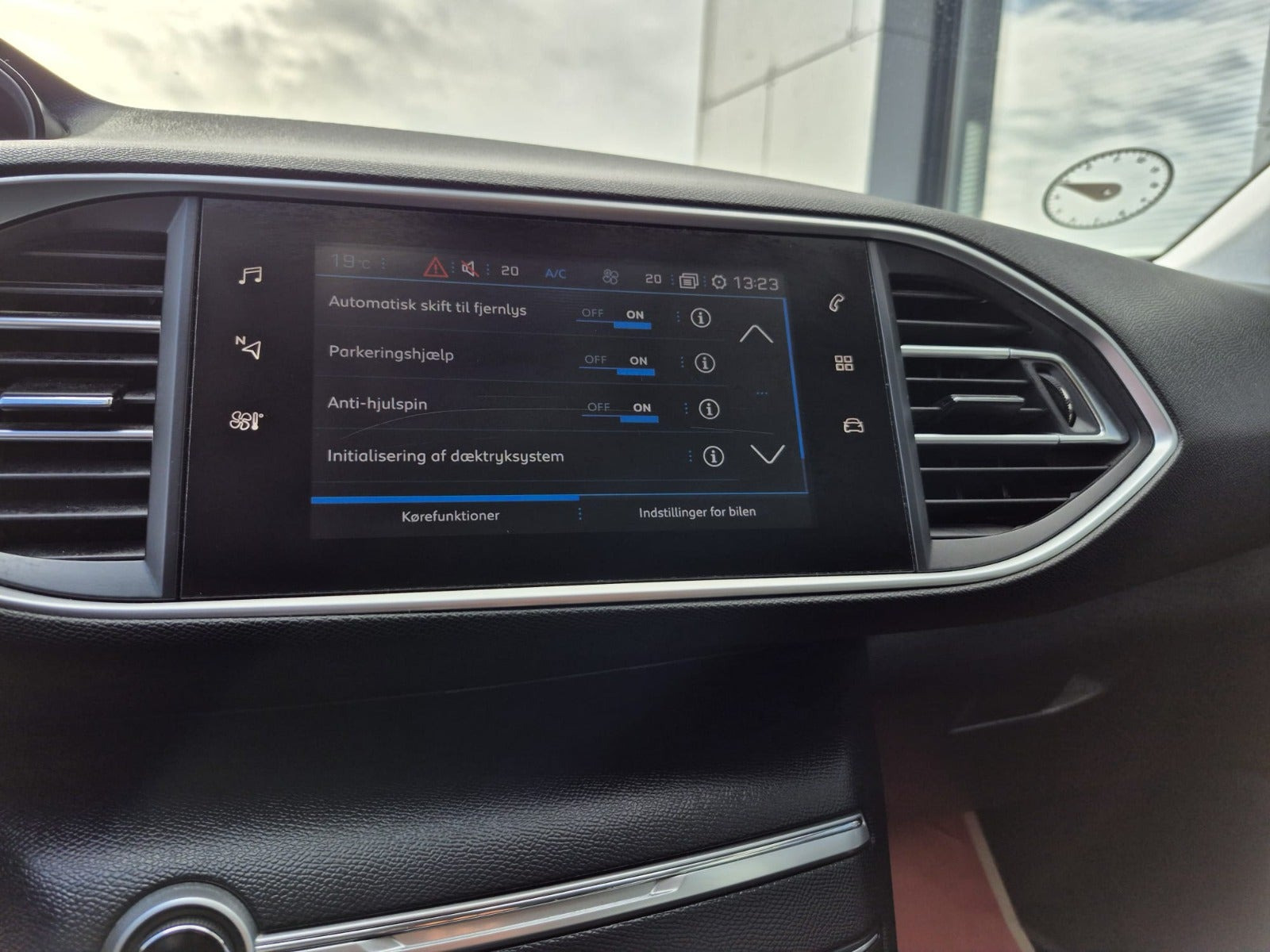 Grå Peugeot 308 fra 2020