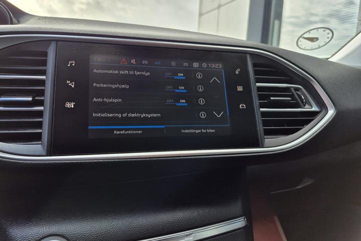 Grå Peugeot 308 fra 2020