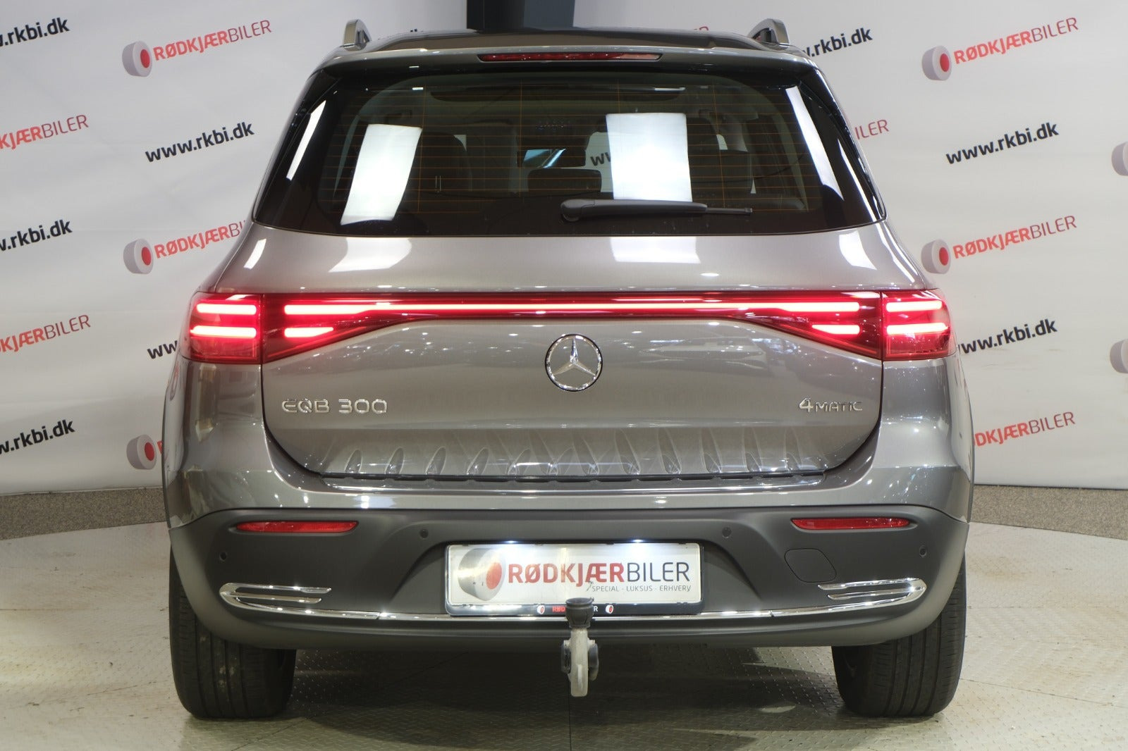 Grå Mercedes EQB300 fra 2025