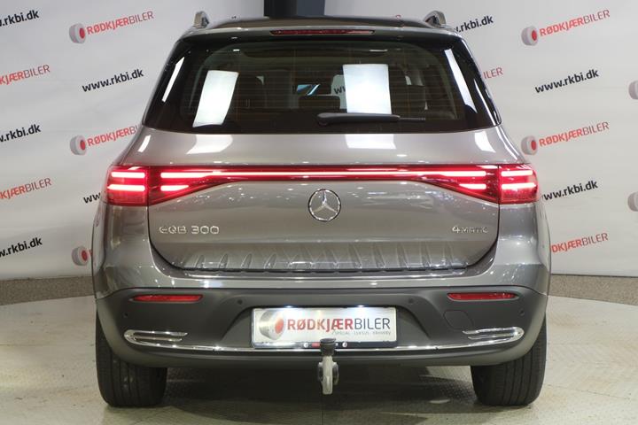 Grå Mercedes EQB300 fra 2025