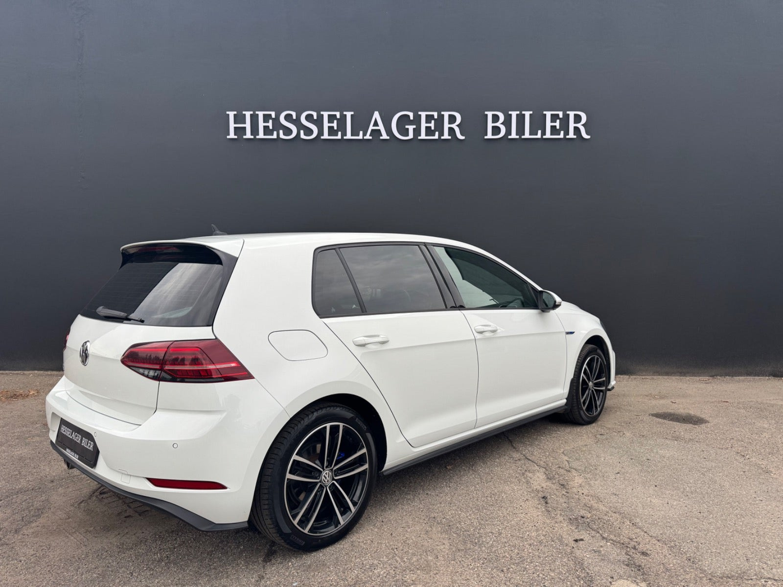 Hvid VW Golf VII fra 2020
