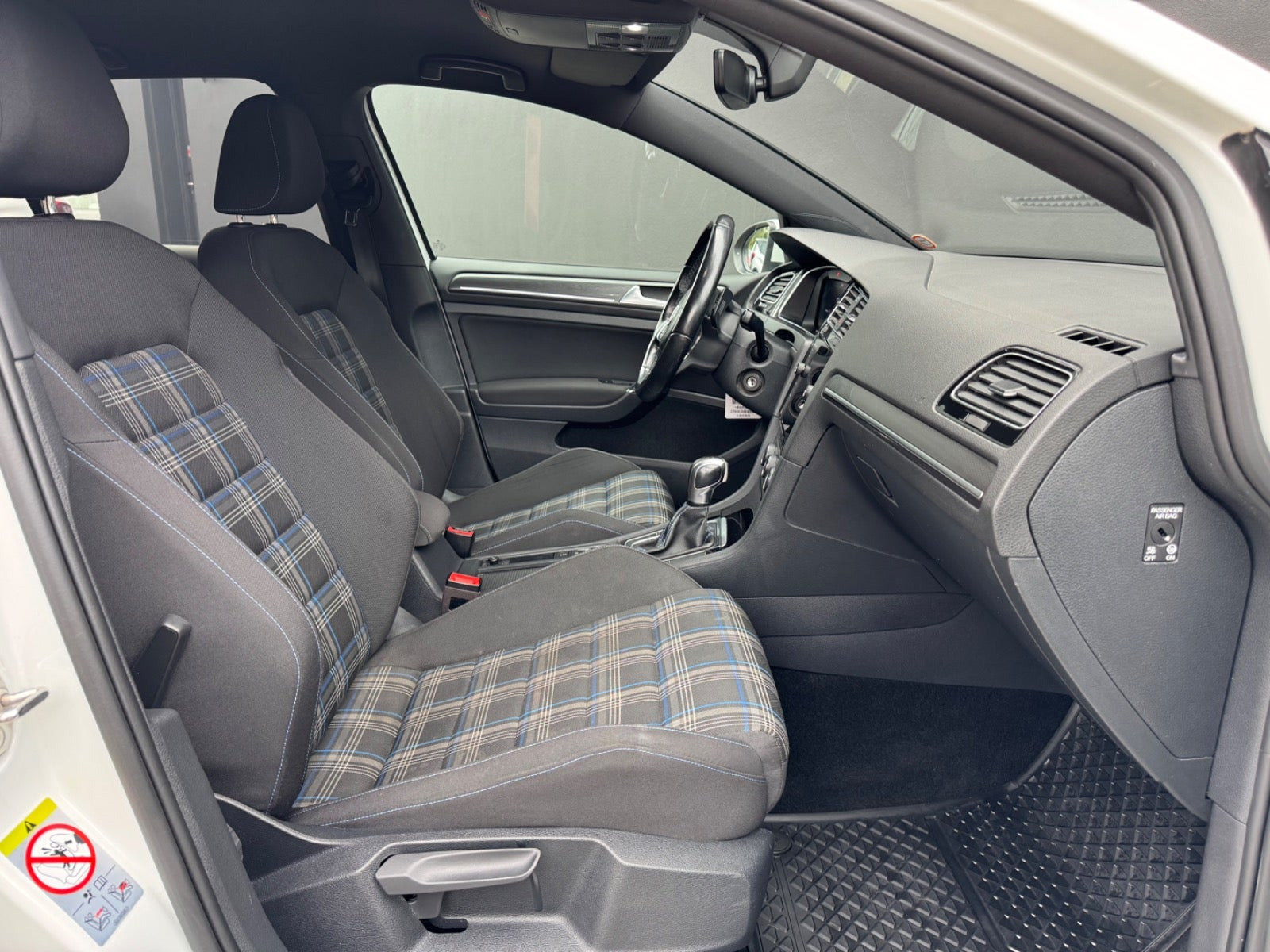 Hvid VW Golf VII fra 2020