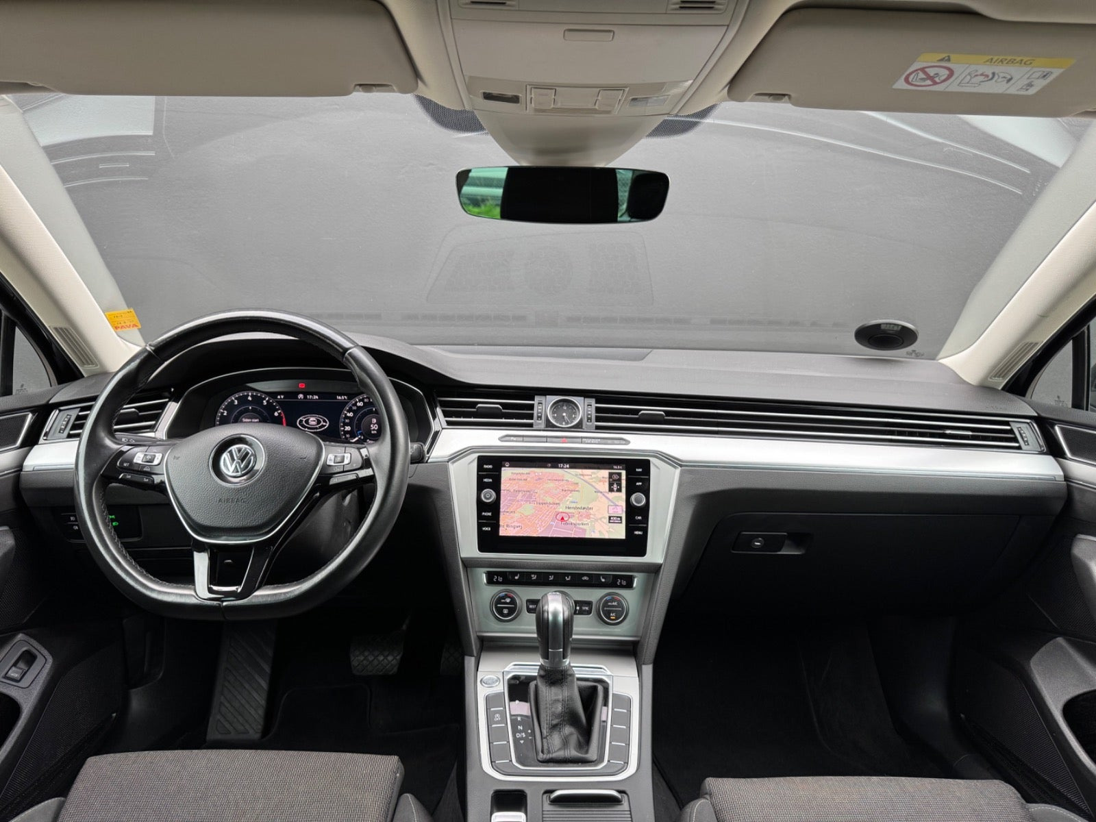 Grå VW Passat fra 2018