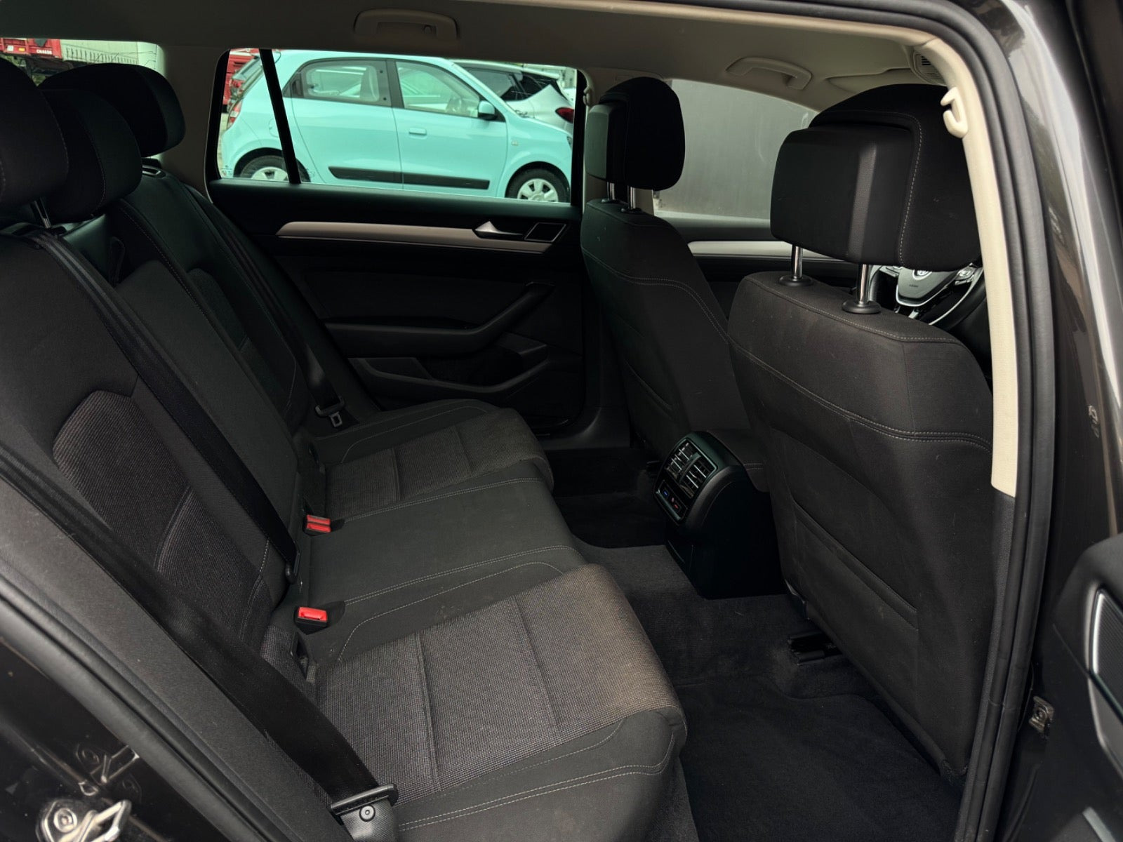 Grå VW Passat fra 2018