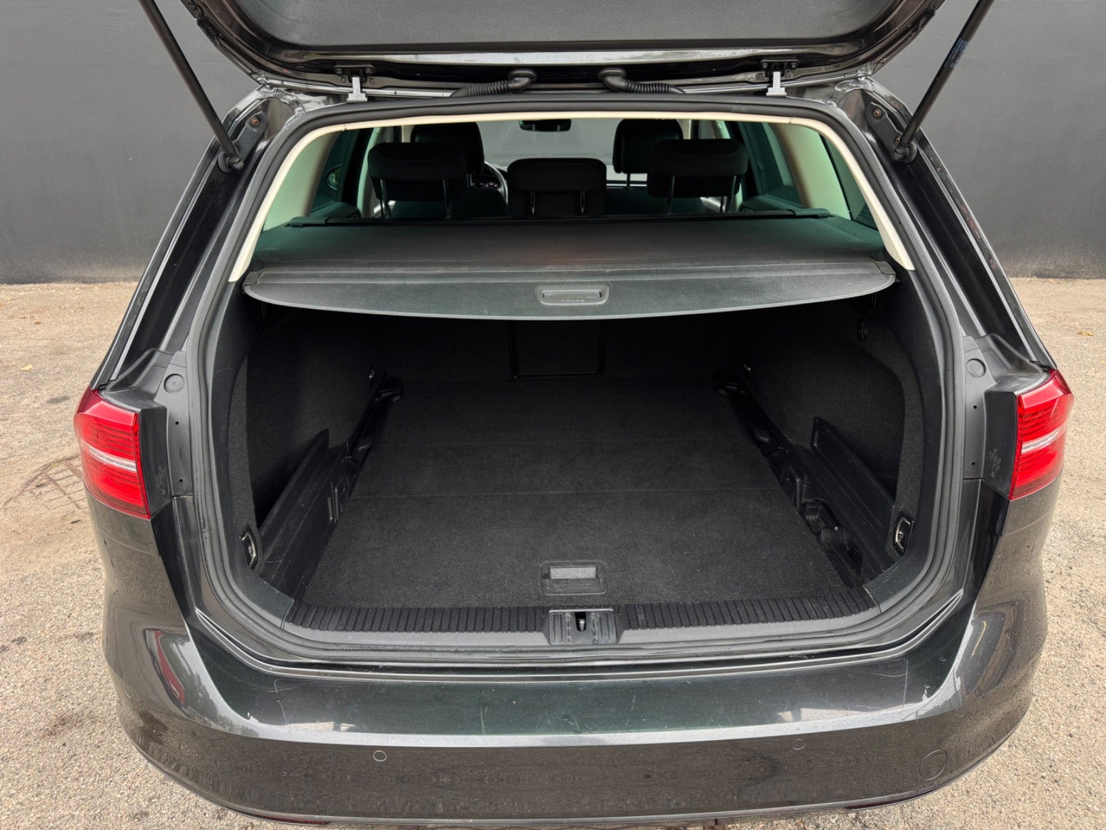 Grå VW Passat fra 2018