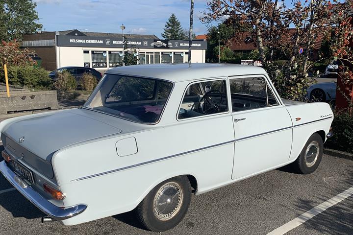 Blå Opel Kadett fra 1964