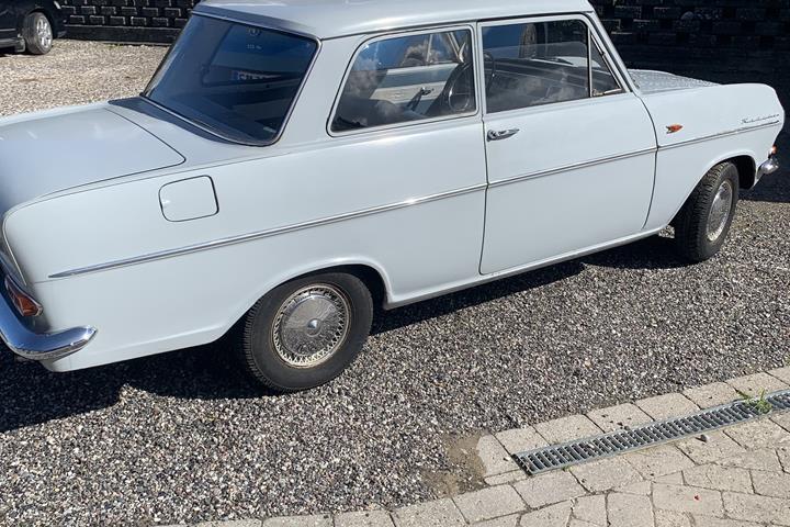 Blå Opel Kadett fra 1964
