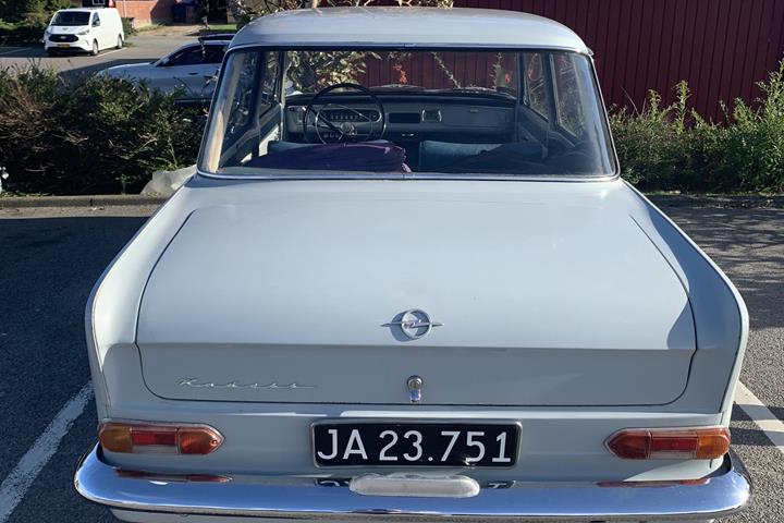 Blå Opel Kadett fra 1964