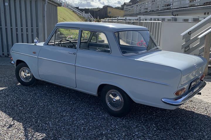 Blå Opel Kadett fra 1964
