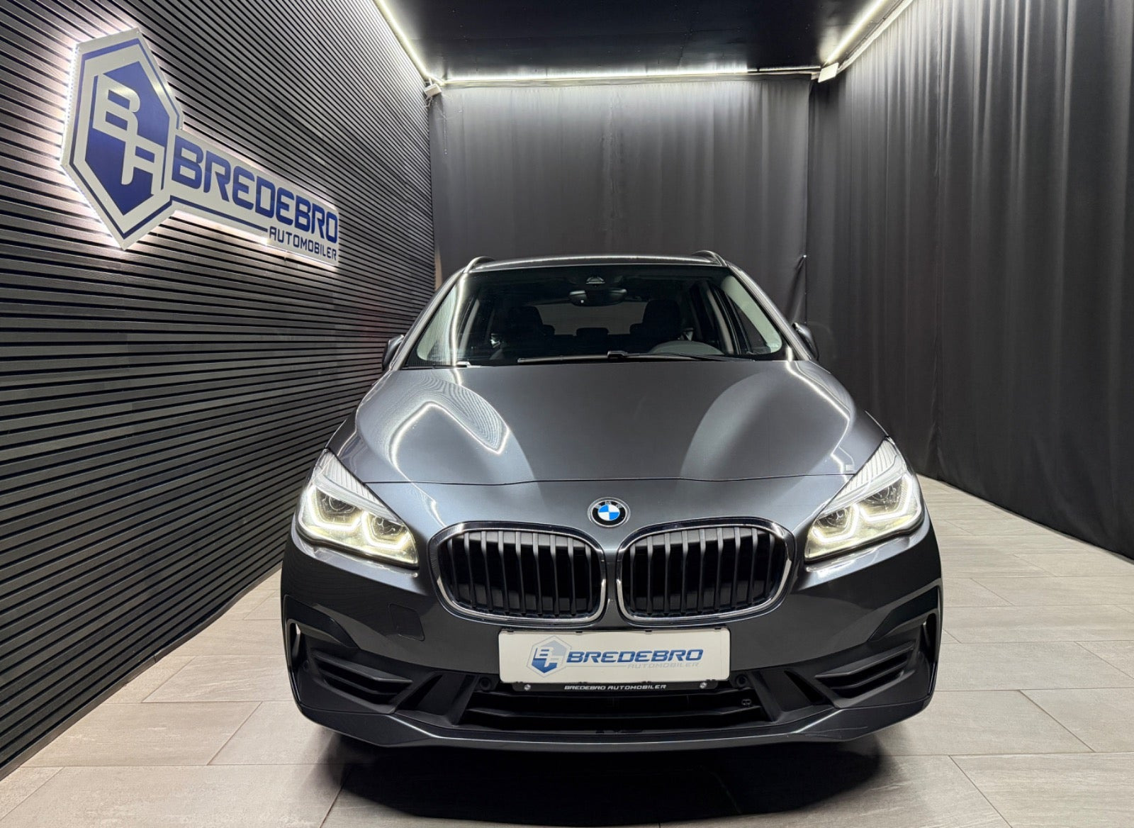 Grå BMW 225xe fra 2019