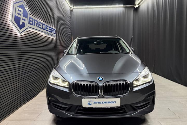 Grå BMW 225xe fra 2019