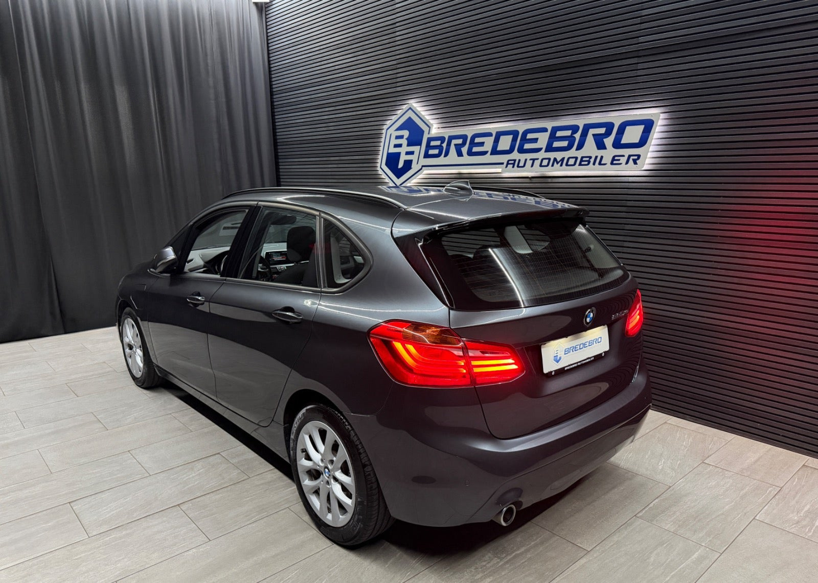 Grå BMW 225xe fra 2019