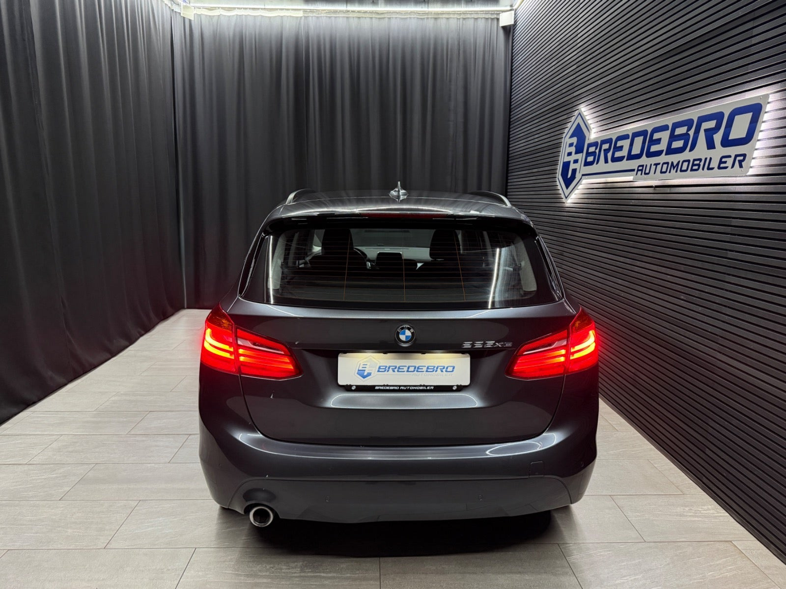 Grå BMW 225xe fra 2019
