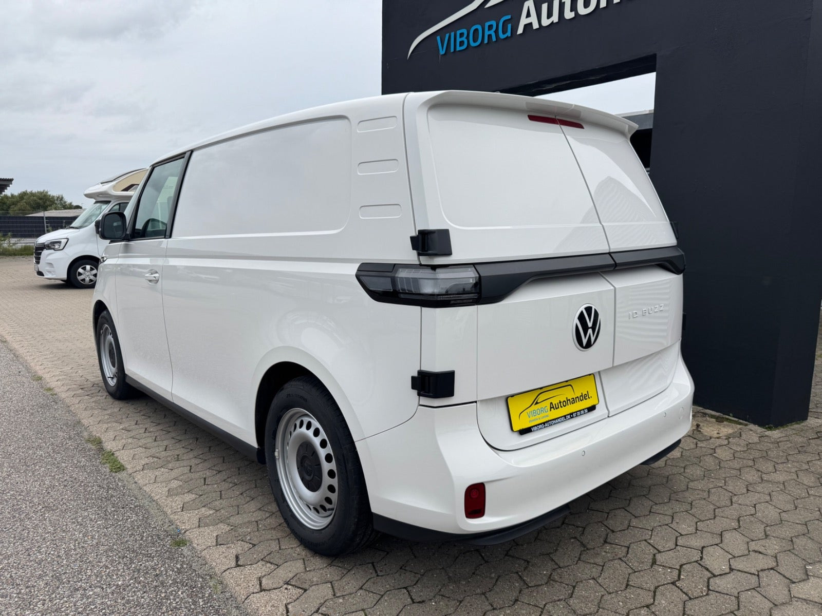 Hvid VW ID.Buzz fra 2024