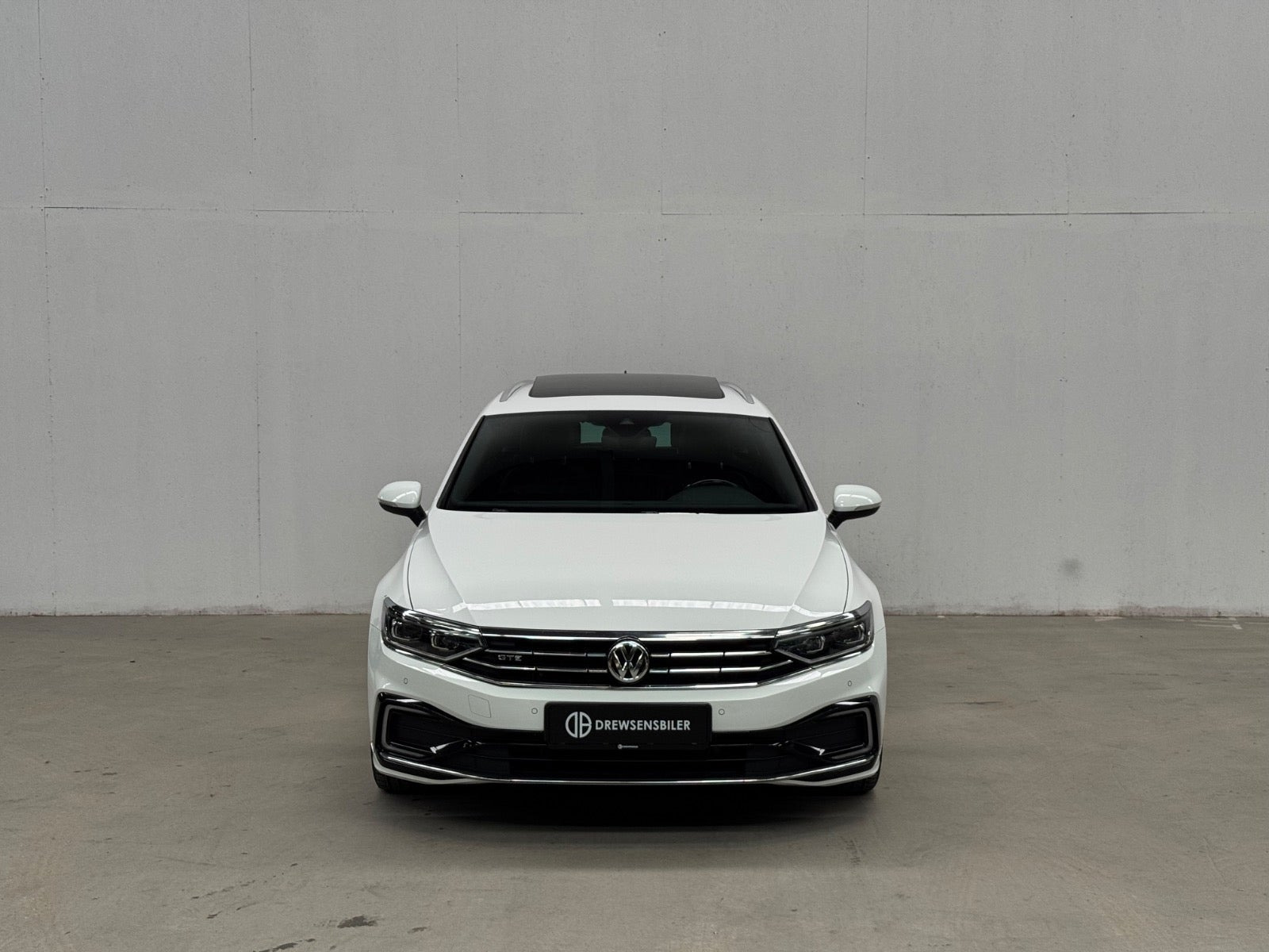Hvid VW Passat fra 2020