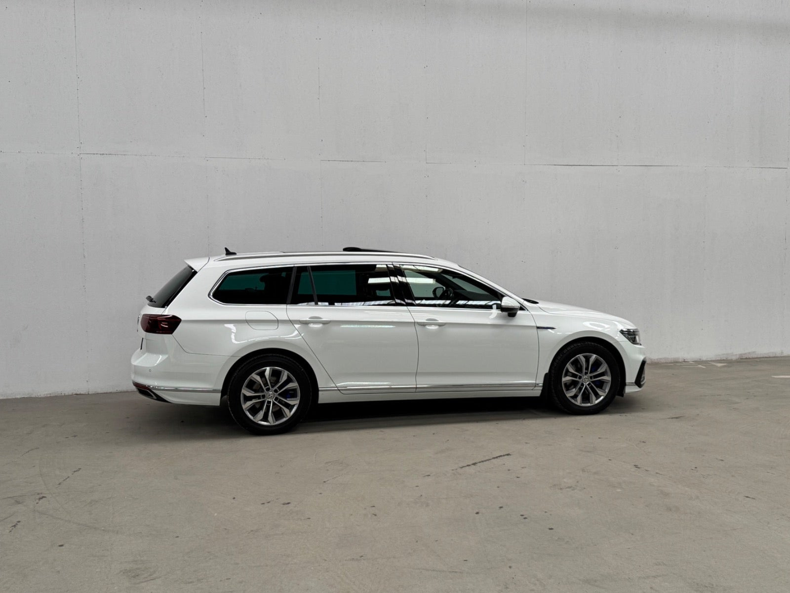Hvid VW Passat fra 2020