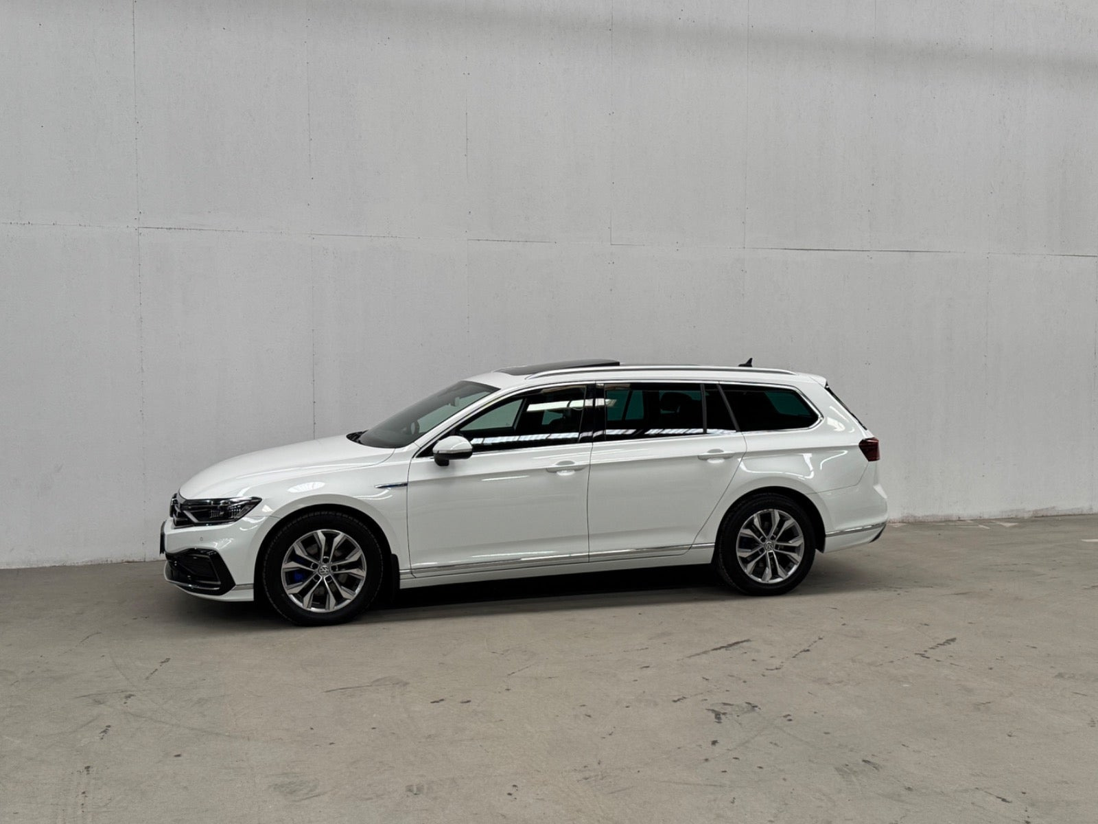 Hvid VW Passat fra 2020