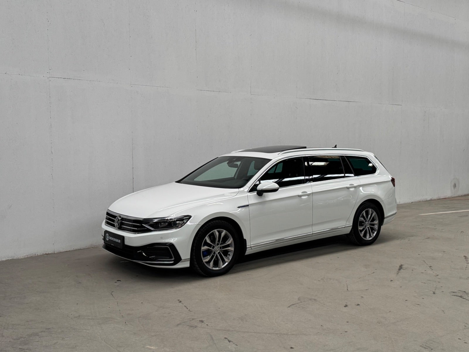 Hvid VW Passat fra 2020