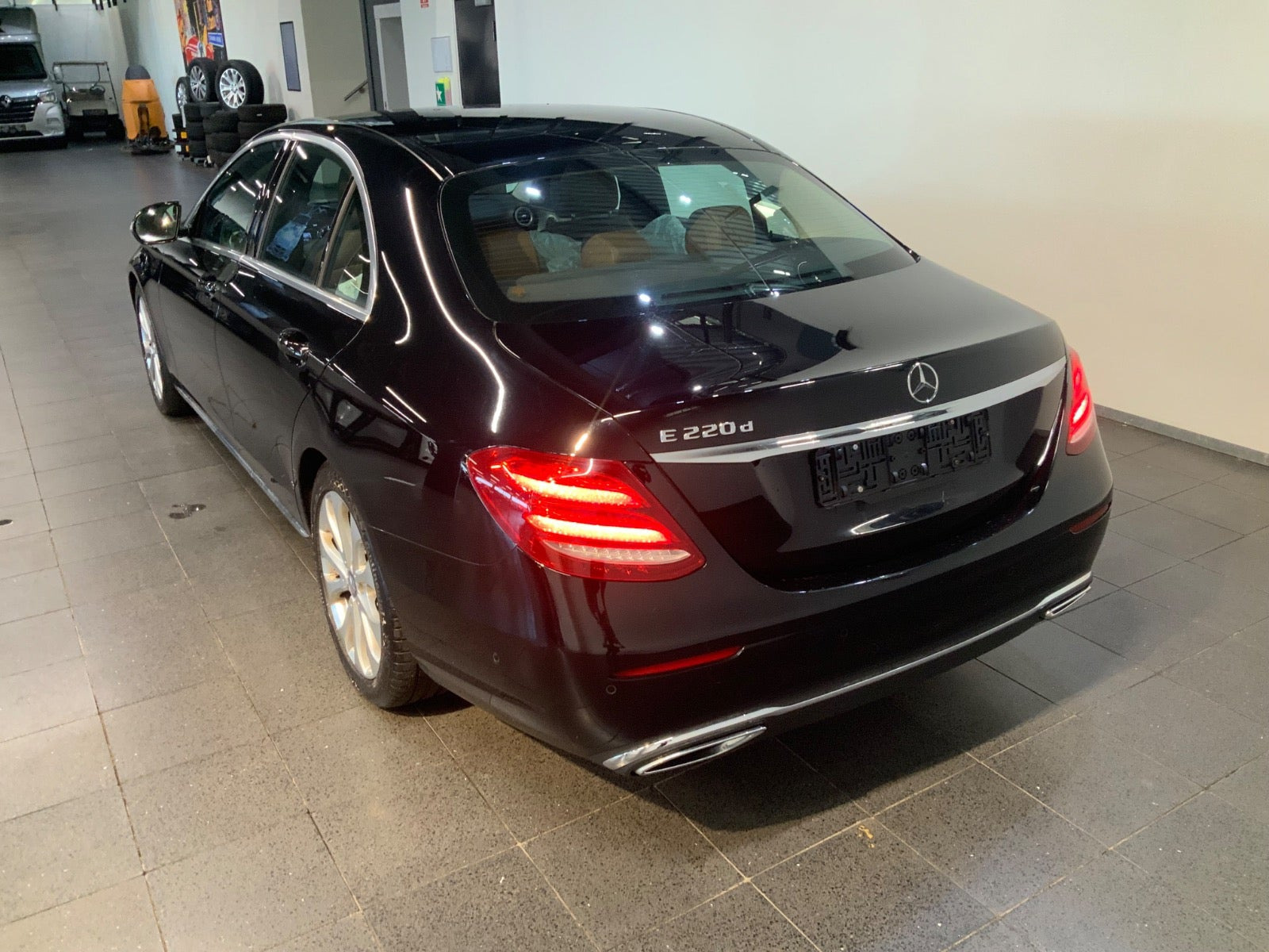 Sort Mercedes E220 d fra 2017