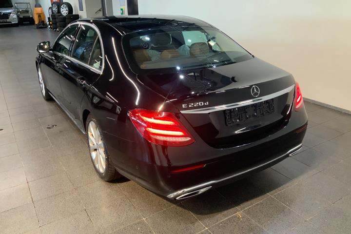 Sort Mercedes E220 d fra 2017