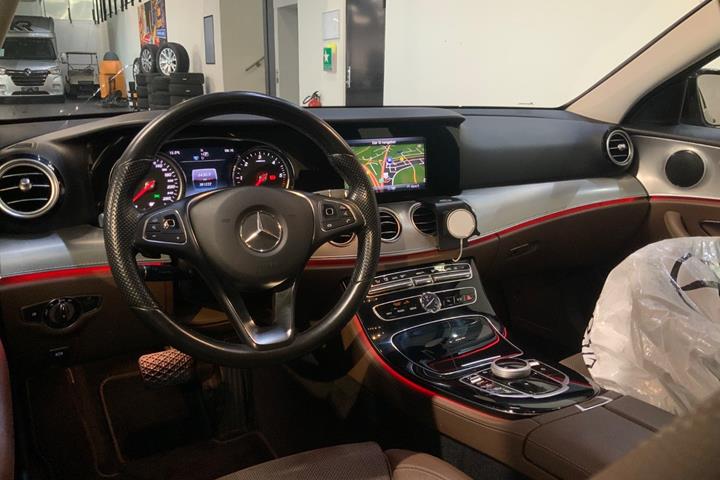 Sort Mercedes E220 d fra 2017