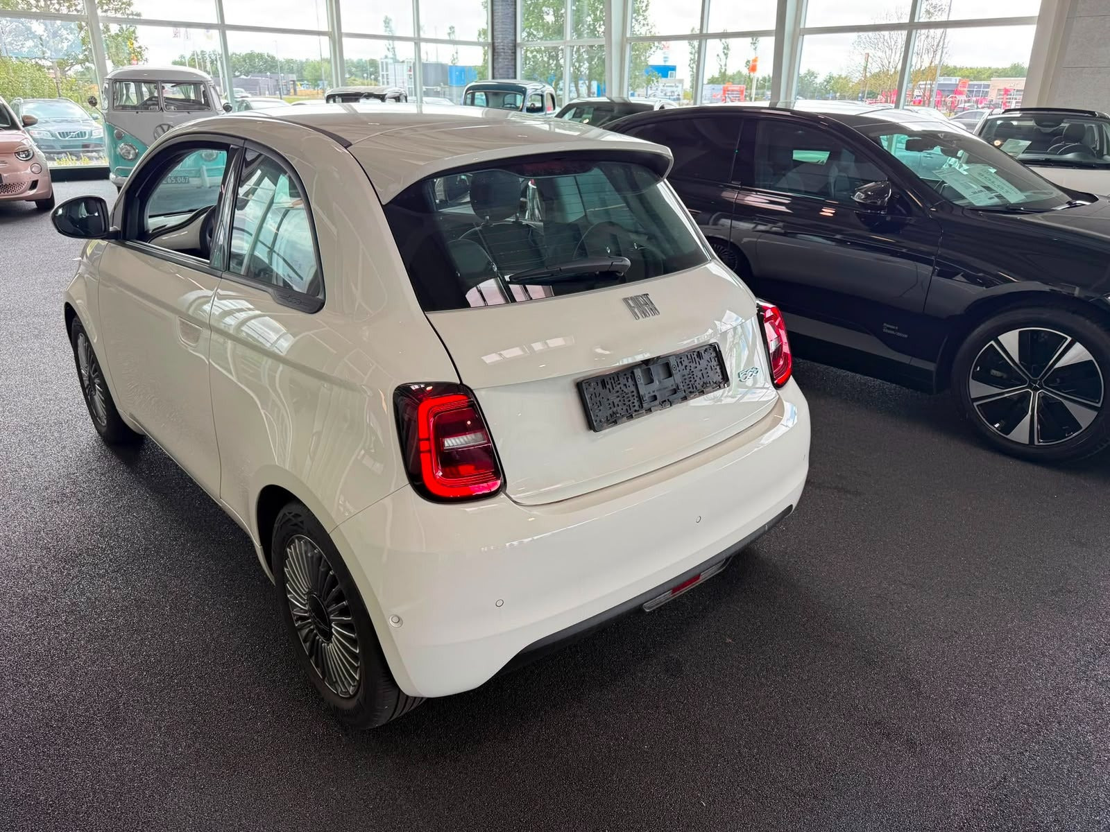 Hvid Fiat 500e fra 2023