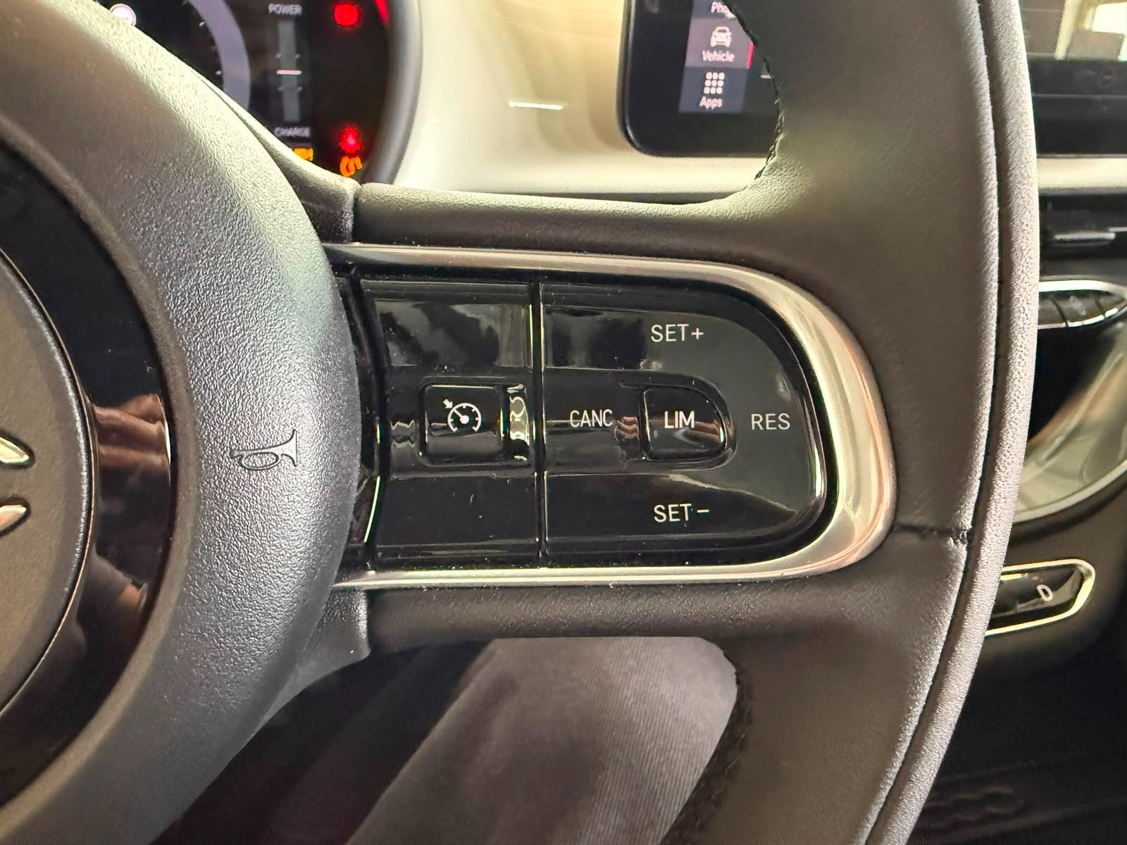 Hvid Fiat 500e fra 2023