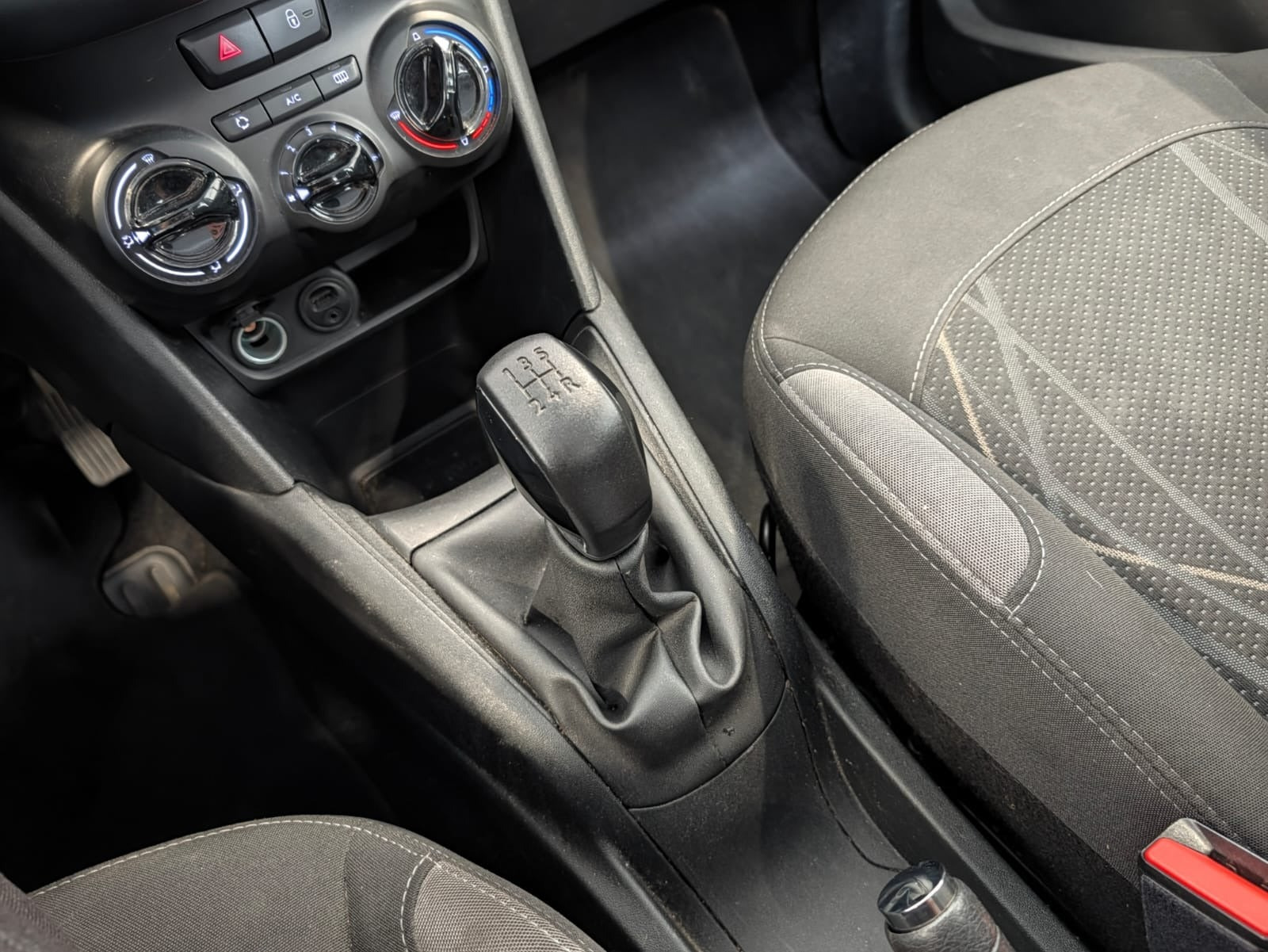 Grå Peugeot 208 fra 2014