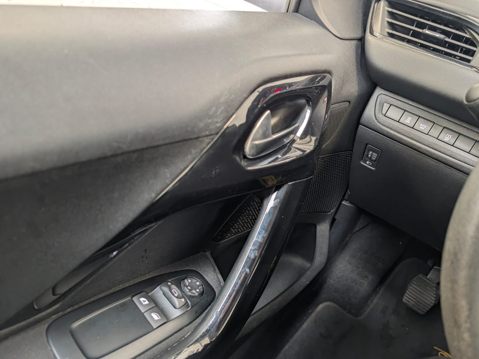 Grå Peugeot 208 fra 2014