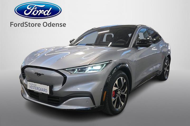 Blå Ford Mustang Mach-E fra 2022 set udefra
