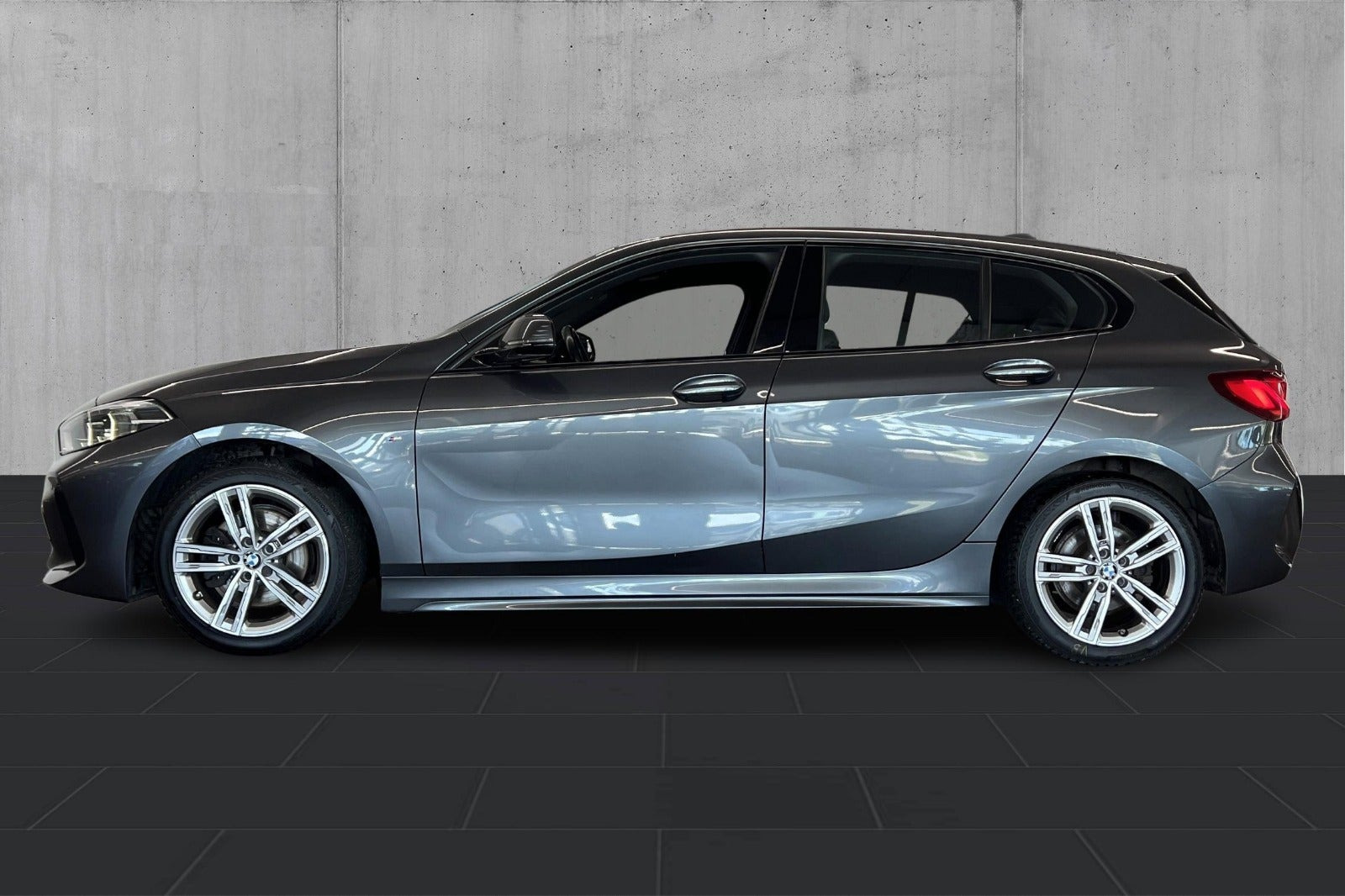 Sølv BMW 118i fra 2020