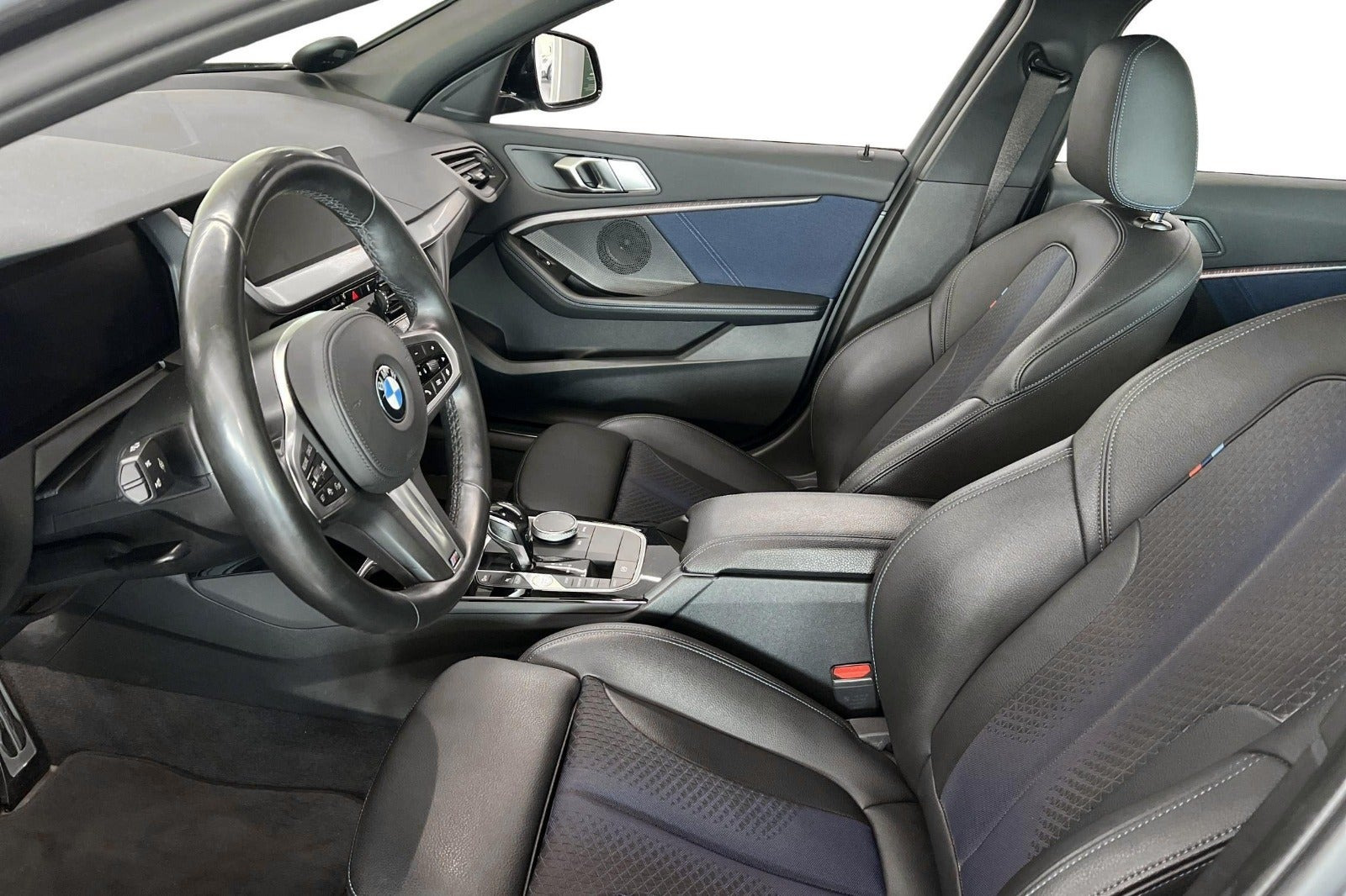 Sølv BMW 118i fra 2020